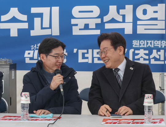 더불어민주당 이재명 대표와 김경수(왼쪽) 전 경남도지사가 12일 서울 종로구 경복궁 앞 더불어민주당 천막 농성장에서 열린 국난극복을 위한 시국간담회에서 대화하고 있다.<공동취재·연합뉴스 사진>